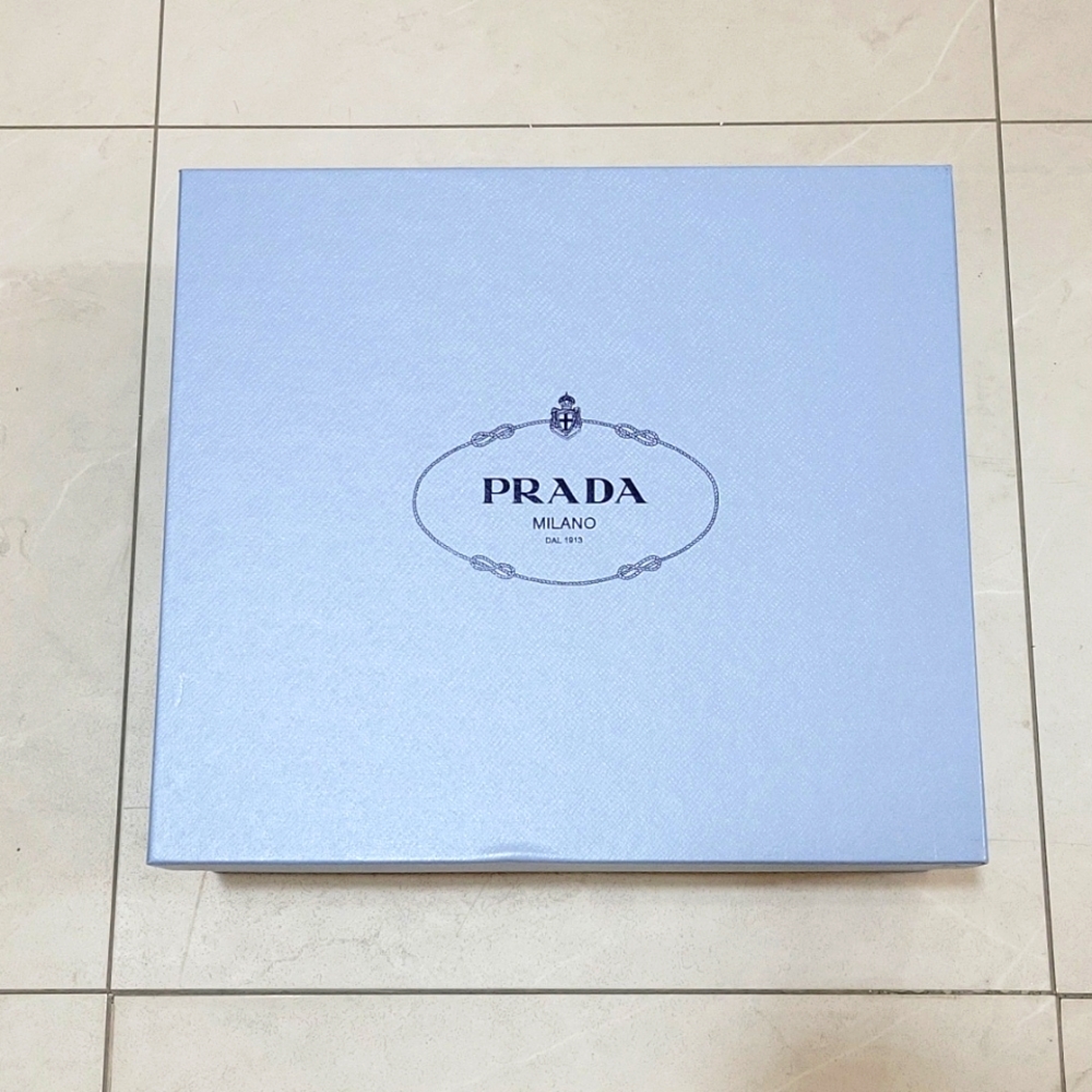 Prada - Picture 2 of 10